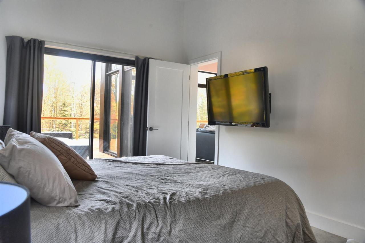 Kallm-Mont-Tremblant Chalet With Hot Tub, Pond & Beach On Private 7Acre Estate Lac Superieur Luaran gambar